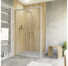 Modernes Badezimmer mit Duschkabine, Handtuchwärmer und Holzhocker