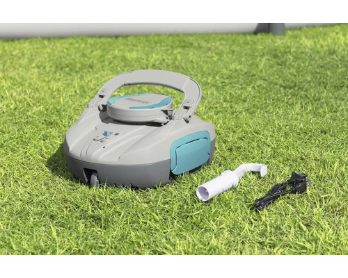 Poolroboter mit Zubehör auf Rasen