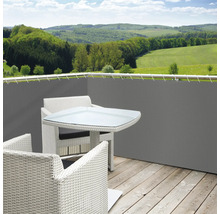 Balkon mit Sichtschutz, Gartentisch und Stühlen