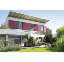 Haus mit Sonnensegel im Garten für Sonnenschutz