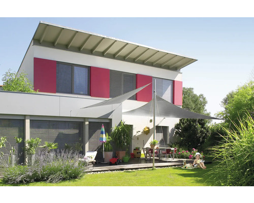 Haus mit Sonnensegel im Garten für Sonnenschutz