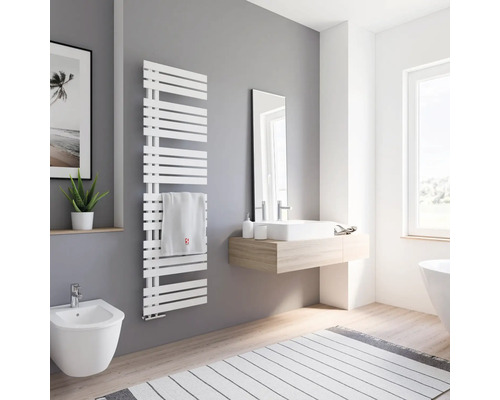 Modernes Badezimmer mit Handtuchwärmer, Bidet und Waschbecken