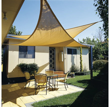 Terrasse mit dreieckigem Sonnensegel, Tisch und Stühlen