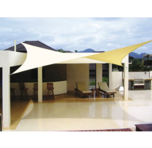 Terrasse mit Sonnensegel und Liegestühlen für den Außenbereich