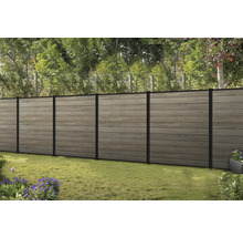 Gartenzaun aus Holzelementen mit Metallpfosten im Außenbereich