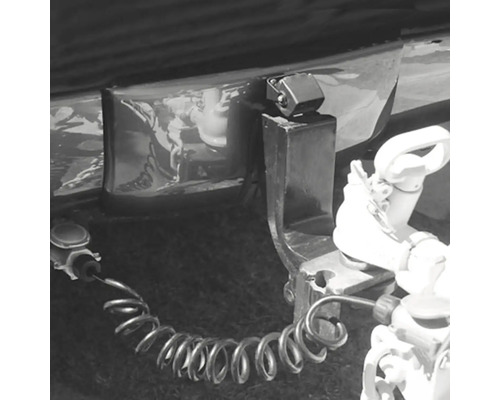 Anhängerkupplung mit Spiralkabel am Fahrzeug