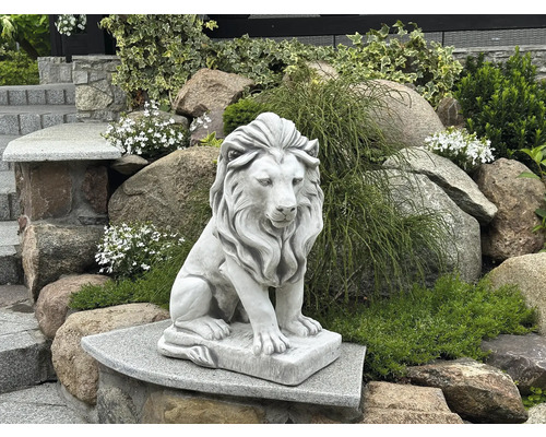 Löwenstatue aus Stein im Garten