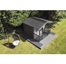 Garten mit Gartenhaus und Hängekorbsessel