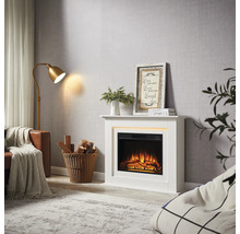 Wohnzimmer mit elektrischem Kamin, Stehlampe, Sofa und Dekorationen