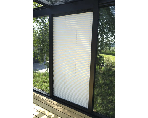 Geschlossenes Plissee am Fenster