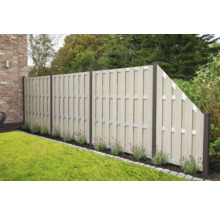 Gartenzaun aus Kunststoffelementen und Metallbefestigungen im Garten