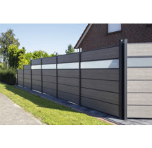 Sichtschutzzaun mit Glaselementen und moderner Optik zur Grundstücksbegrenzung.