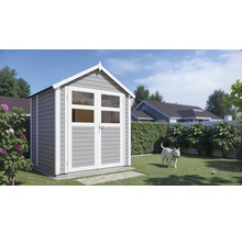 Garten mit Gerätehaus aus Holz und einem Hund auf dem Rasen