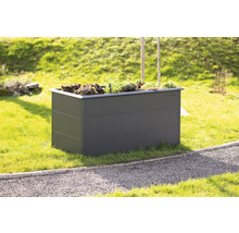 Hochbeet aus Metall mit Gemüse und Kräutern im Garten