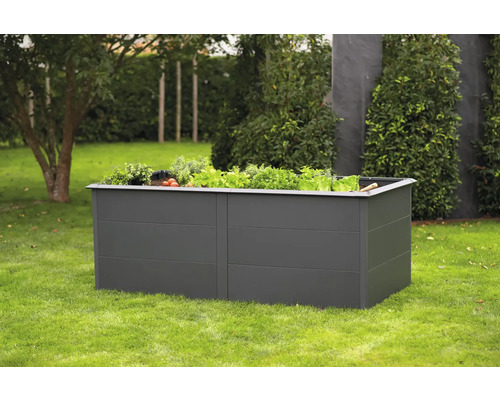 Hochbeet aus Metall mit Pflanzen auf Rasenfläche