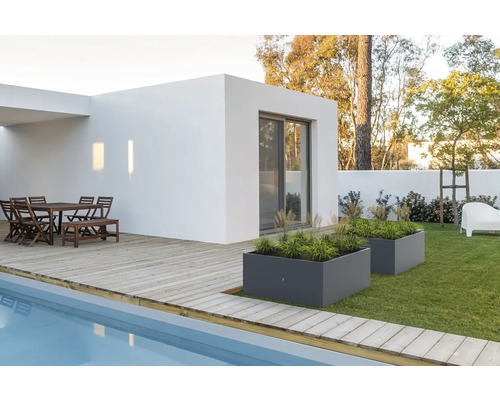 Außenbereich mit Pool, Terrasse, Gartenmöbeln und bepflanzten Pflanzkästen