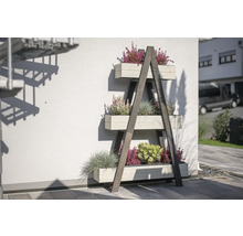 Etagenbeet aus Holz mit drei Pflanzkästen und verschiedenen Pflanzen