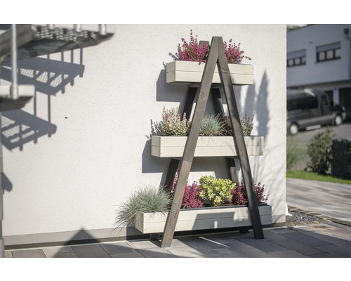 Etagenbeet aus Holz mit drei Pflanzkästen und verschiedenen Pflanzen