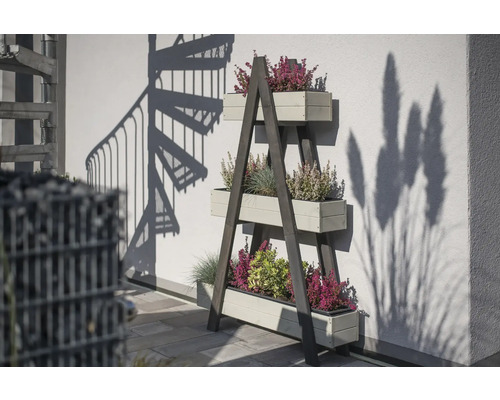 Blumenständer mit drei Pflanzkästen und verschiedenen Pflanzen