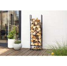 Holzregal aus Metall, gefüllt mit Holz auf Terrasse