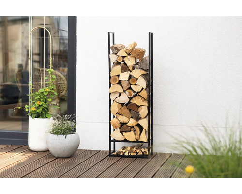 Holzregal aus Metall, gefüllt mit Holz auf Terrasse