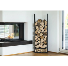 Kaminzimmer mit brennendem Kamin und einem Brennholzregal gefüllt mit Holzscheiten