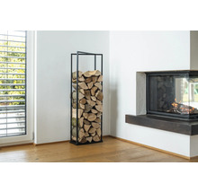 Wohnzimmer mit Kamin, Holzscheiten im Holzregal aus Metall