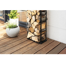 Holzstapelregal aus Metall mit Brennholz auf einer Holzterrasse