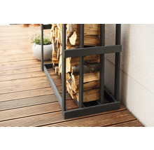 Brennholzregal aus Metall mit Holzscheiten auf einer Terrasse