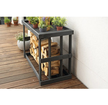 Brennholzregal aus Holz mit Brennholz und Pflanzen