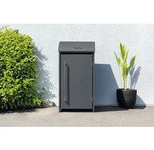 Freistehender Paketbriefkasten neben Pflanze und Busch