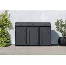 Drei graue Mülltonnenboxen aus Metall vor einer weißen Wand