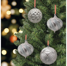 Weihnachtsbaum mit vier silberfarbenen Christbaumkugeln.