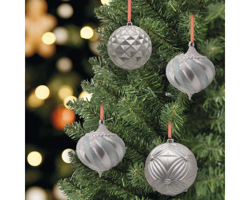 Weihnachtsbaum mit vier silberfarbenen Christbaumkugeln.