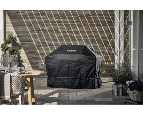 Abgedeckter Grill mit Enders Logo auf einer Terrasse