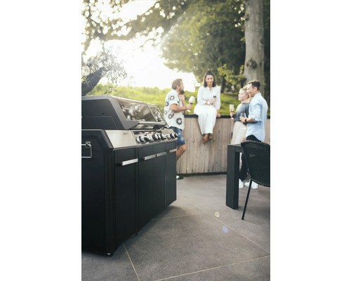 Enders Gasgrill mit Freunden im Garten