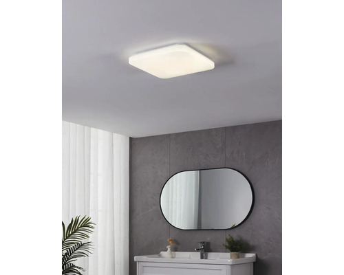 Quadratische Deckenleuchte im Badezimmer mit Spiegel und Waschtisch