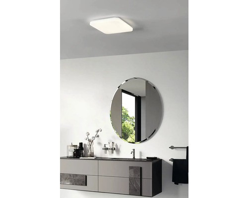 Modernes Badezimmer mit Waschtisch, Spiegel und Deckenleuchte