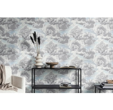 Szene mit Wolkenmuster-Tapete, Regal und Dekorationen in einem Raum.