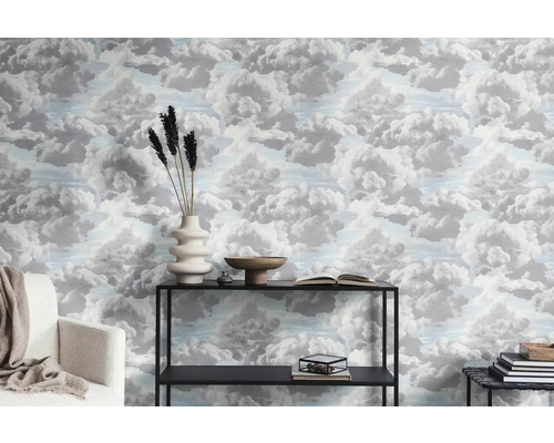 Szene mit Wolkenmuster-Tapete, Regal und Dekorationen in einem Raum.