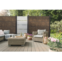 Terrasse mit Sichtschutzzaun, Rattansitzgruppe und Pflanzen
