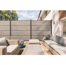 Terrasse mit Sichtschutzzaun, Lounge-Möbeln und Pflanztopf