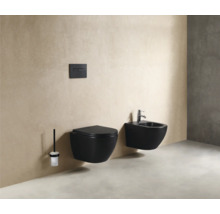 Modernes Badezimmer mit schwarzem Wand-WC, Bidet, Spülkasten und WC-Bürste