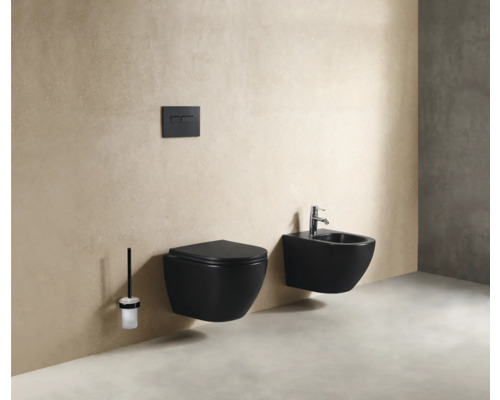 Modernes Badezimmer mit schwarzem Wand-WC, Bidet, Spülkasten und WC-Bürste