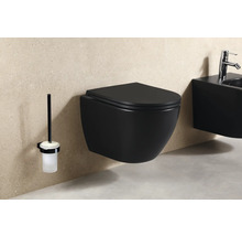 Wandhängendes WC und WC-Garnitur im Badezimmer.