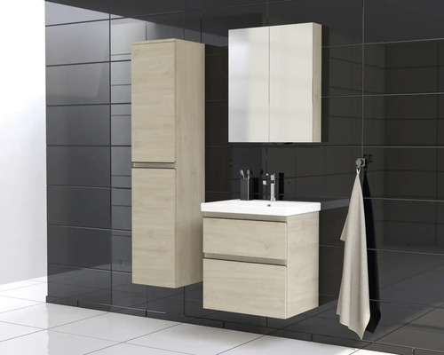 Badezimmer mit Waschtischunterschrank, Spiegelschrank und Hochschrank