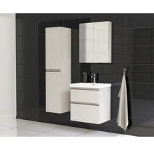 Badezimmer mit Waschbeckenunterschrank, Spiegelschrank und Hochschrank