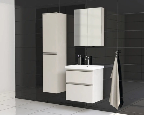 Badezimmer mit Waschbeckenunterschrank, Spiegelschrank und Hochschrank