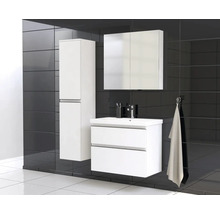 Badezimmer mit Waschtischunterschrank, Spiegelschrank und Hochschrank