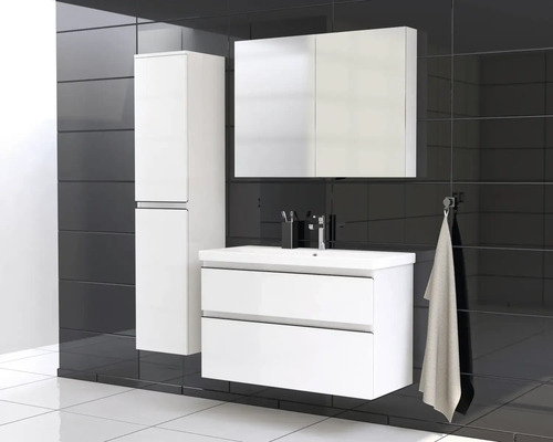 Badezimmer mit Waschtischunterschrank, Spiegelschrank und Hochschrank